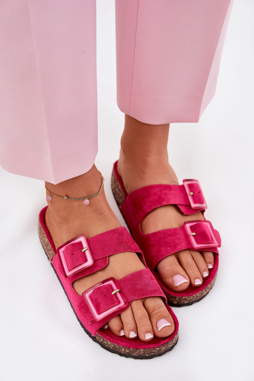 Damenhausschuhe mit Schnallen Auf einer Korksohle pinke Farbe mit Herzenle Damenhausschuhe mit Schnallen Auf einer Korksohle pinke Farbe mit Herzenle