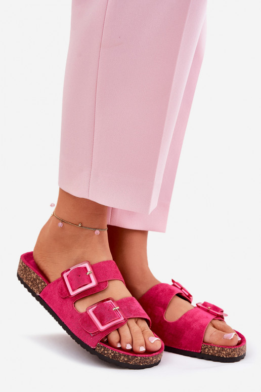 Damenhausschuhe mit Schnallen Auf einer Korksohle pinke Farbe mit Herzenle Damenhausschuhe mit Schnallen Auf einer Korksohle pinke Farbe mit Herzenle