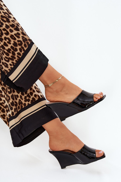 mit Lackeffekt Damenhausschuhe Auf einem Keil schZuarze Farbe Nelithin