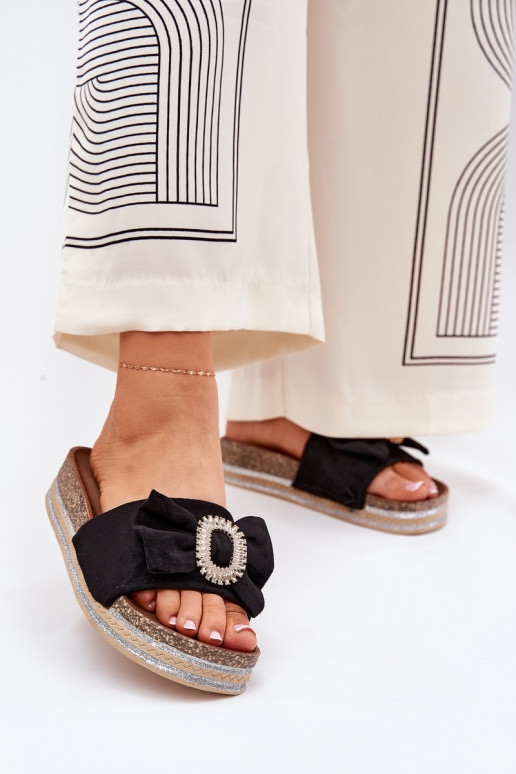 Damenhausschuhe mit einer Plattform mit Bändern I Ozdobną Broszką schZuarze Farbe Lenela