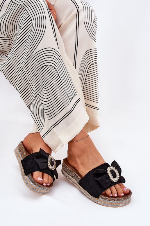 Damenhausschuhe mit einer Plattform mit Bändern I Ozdobną Broszką schZuarze Farbe Lenela