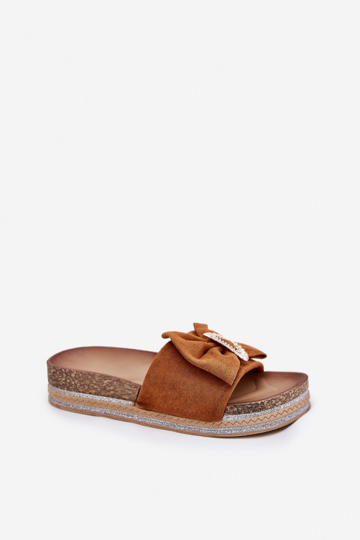 Damenhausschuhe mit einer Plattform mit Bändern I Ozdobną Broszką braune Farbe Lenela