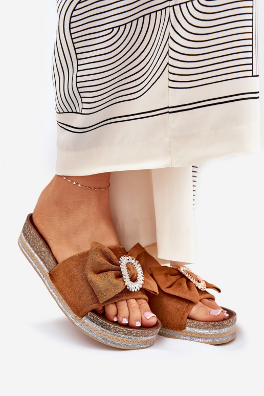 Damenhausschuhe mit einer Plattform mit Bändern I Ozdobną Broszką braune Farbe Lenela