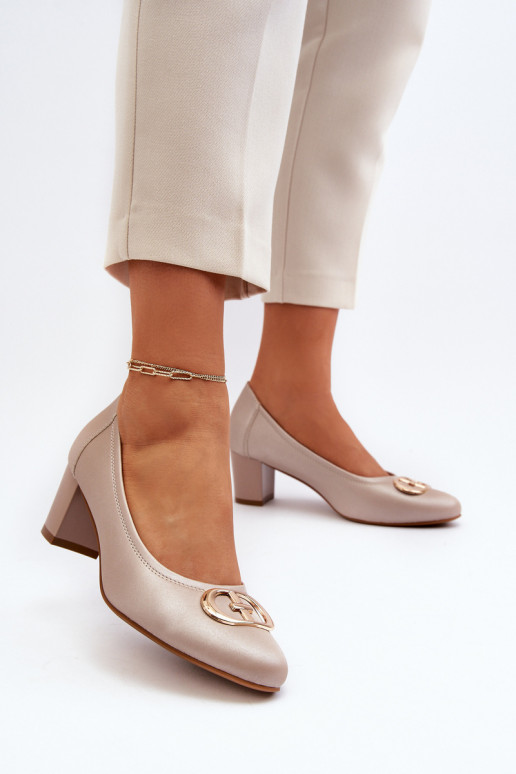 Sandfarbene Schuhe mit niedrigem... Sandfarbene Schuhe mit niedrigem...