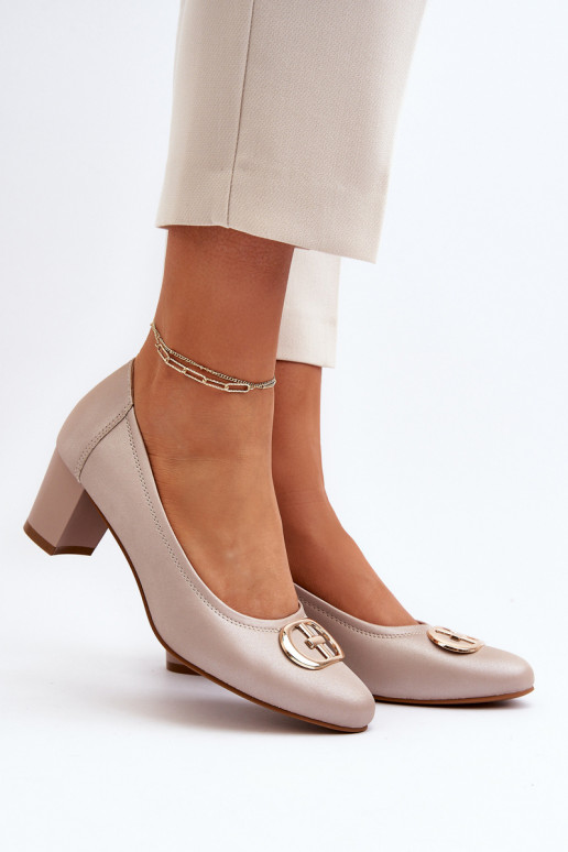 Sandfarbene Schuhe mit niedrigem... Sandfarbene Schuhe mit niedrigem...