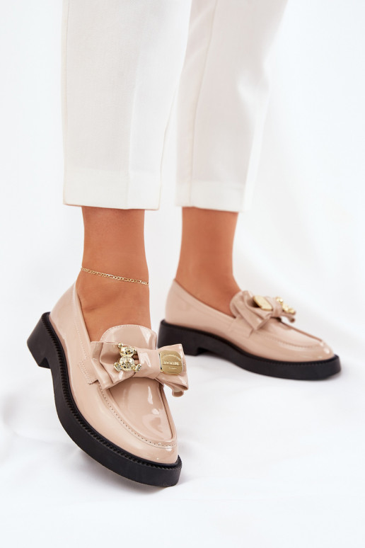 Lackierte Mokassins mit Bändern I Ozdobną Broszką Beige Leandriel Lackierte Mokassins mit Bändern I Ozdobną Broszką Beige Leandriel