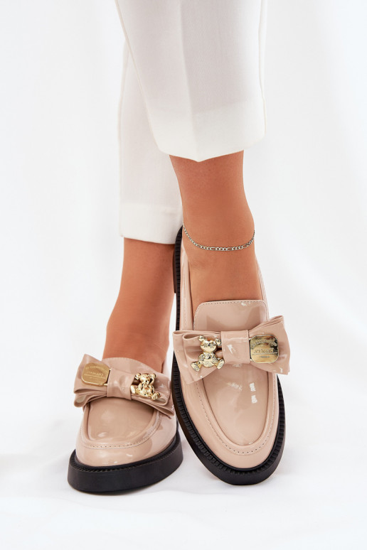 Lackierte Mokassins mit Bändern I Ozdobną Broszką Beige Leandriel Lackierte Mokassins mit Bändern I Ozdobną Broszką Beige Leandriel