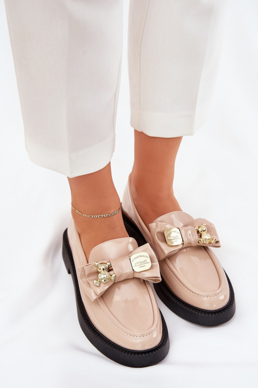 Lackierte Mokassins mit Bändern I Ozdobną Broszką Beige Leandriel Lackierte Mokassins mit Bändern I Ozdobną Broszką Beige Leandriel