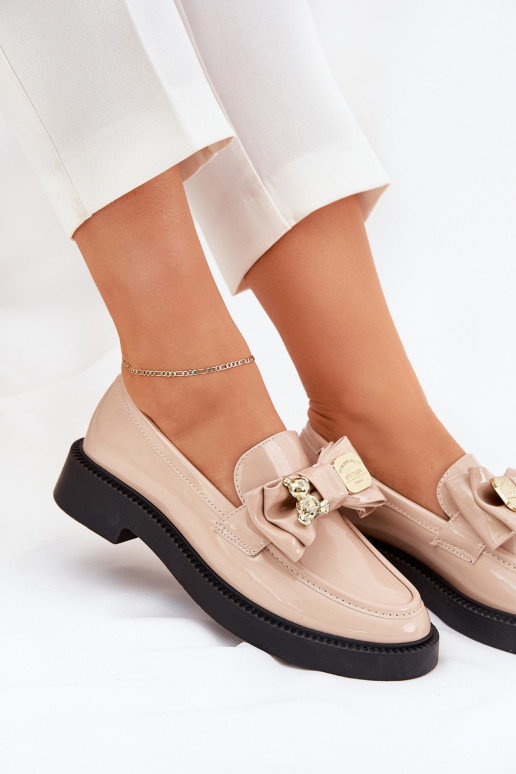 Lackierte Mokassins mit Bändern I Ozdobną Broszką Beige Leandriel Lackierte Mokassins mit Bändern I Ozdobną Broszką Beige Leandriel