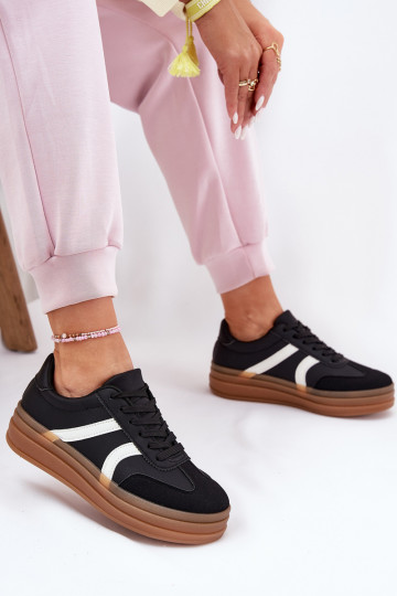 Sportliche Schuhe mit Plateau in Schwarz