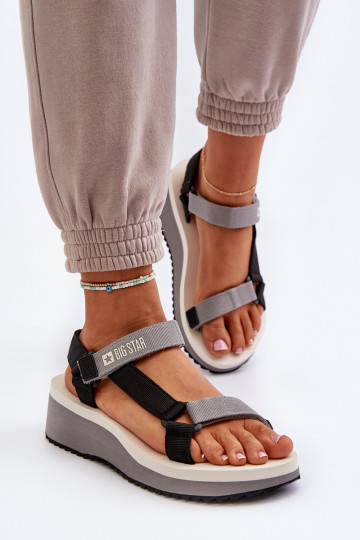 Damensandalen mit einer Plattform I Koturnie Big Star NN274A054 graue Farbe