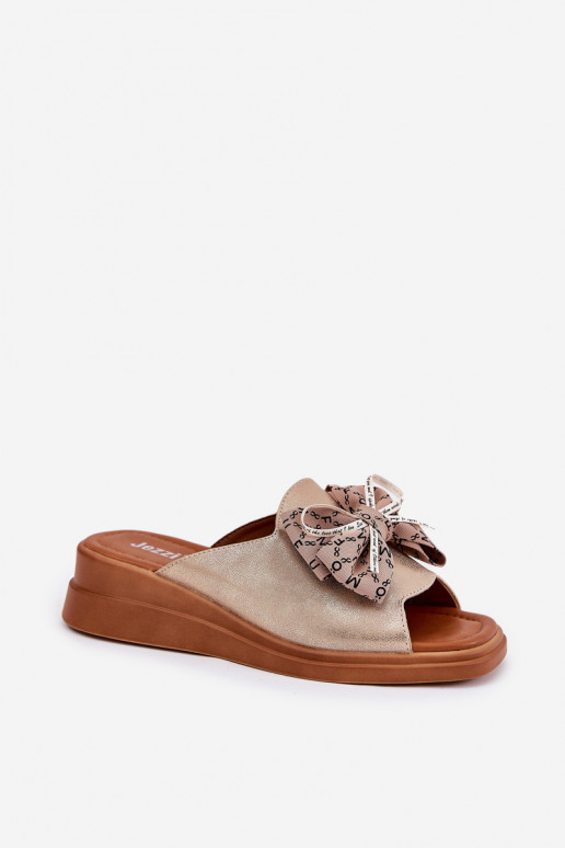 Damenhausschuhe Auf einem Keil mit Bändern goldene Farbe Moonzella