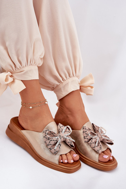 Damenhausschuhe Auf einem Keil mit Bändern goldene Farbe Moonzella