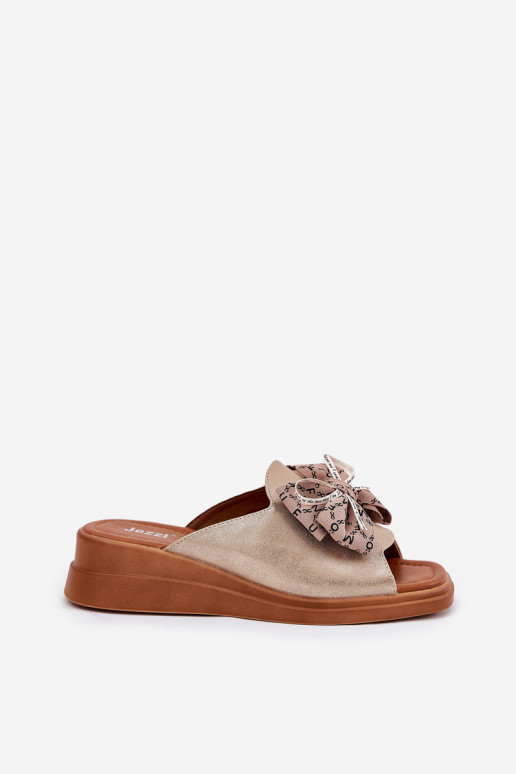 Damenhausschuhe Auf einem Keil mit Bändern goldene Farbe Moonzella