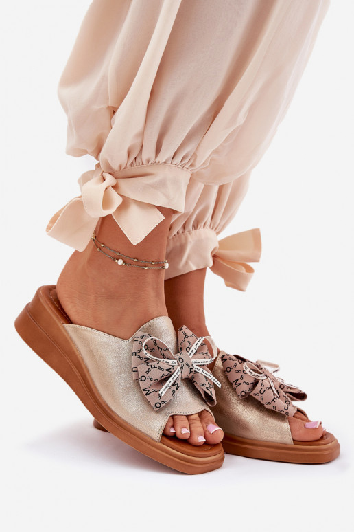 Damenhausschuhe Auf einem Keil mit Bändern goldene Farbe Moonzella