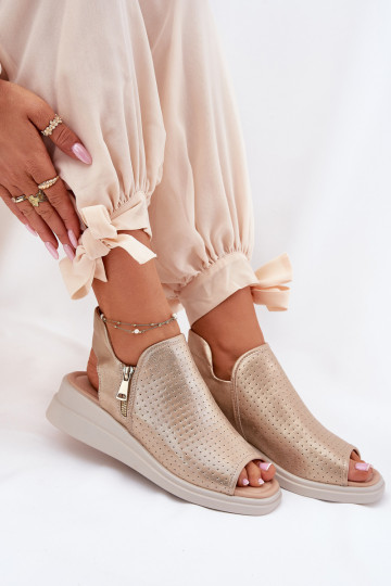 Damensandalen Auf einem Keil goldene Farbe Mevinette