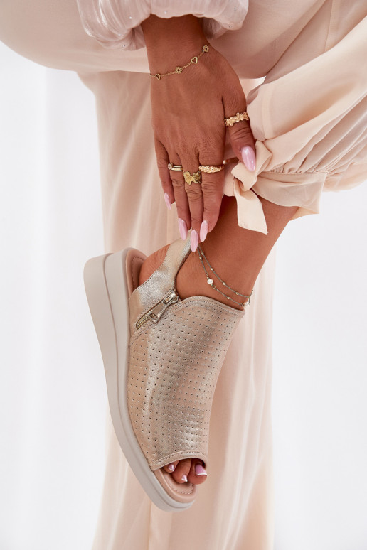 Damensandalen Auf einem Keil goldene Farbe Mevinette