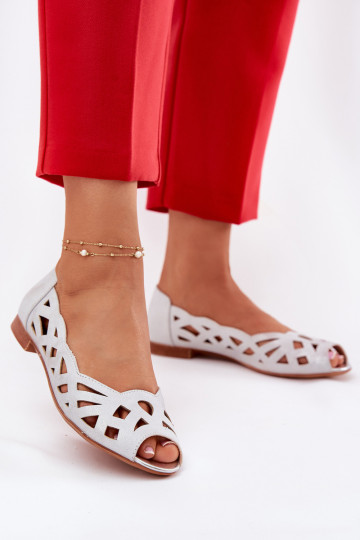 Flache Sandalen mit Ornamenten in Silber 2