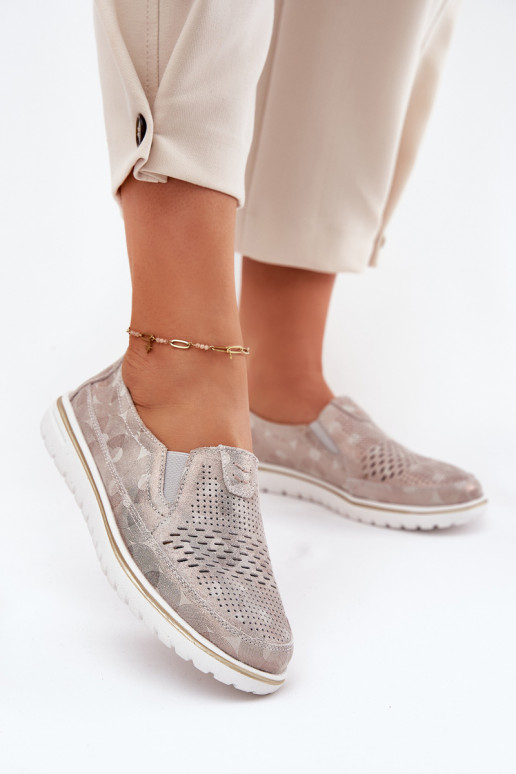 Hergestellt aus Wildlederschuhen eines auffälligen Modells in beige-goldener Farbe Inez