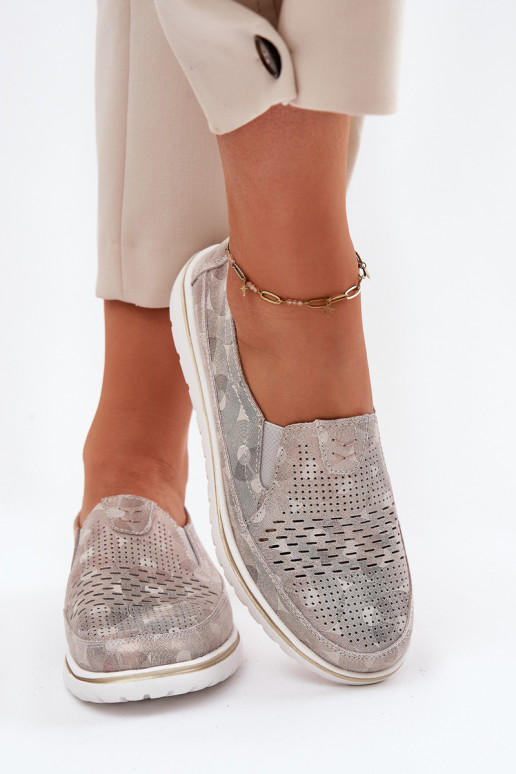 Hergestellt aus Wildlederschuhen eines auffälligen Modells in beige-goldener Farbe Inez