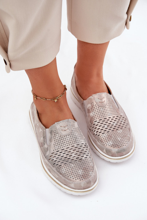 Hergestellt aus Wildlederschuhen eines auffälligen Modells in beige-goldener Farbe Inez