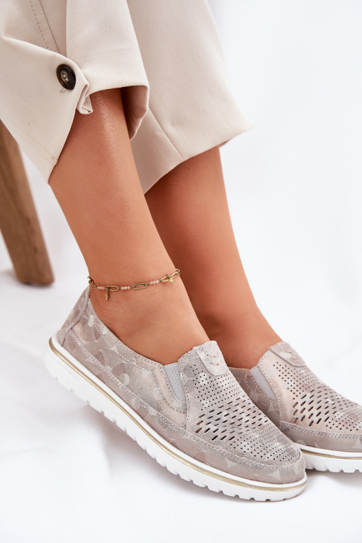 Hergestellt aus Wildlederschuhen eines auffälligen Modells in beige-goldener Farbe Inez