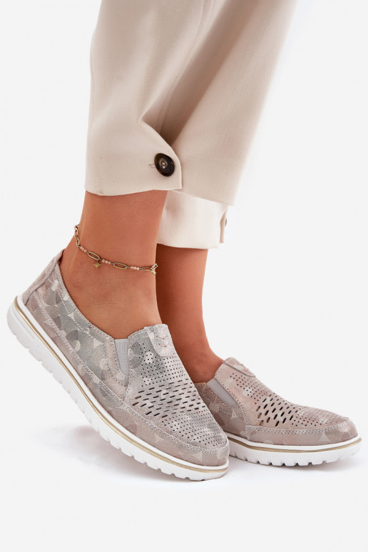 Hergestellt aus Wildlederschuhen eines auffälligen Modells in beige-goldener Farbe Inez