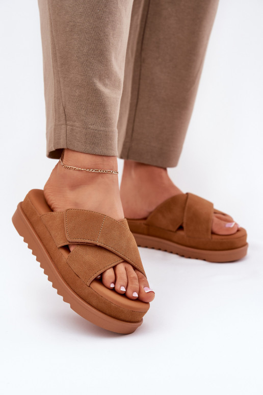 Damenhausschuhe mit einer Plattform Z Przeplatającymi Się Paskami braune Farbe Rinasara Damenhausschuhe mit einer Plattform Z Przeplatającymi Się Paskami braune Farbe Rinasara