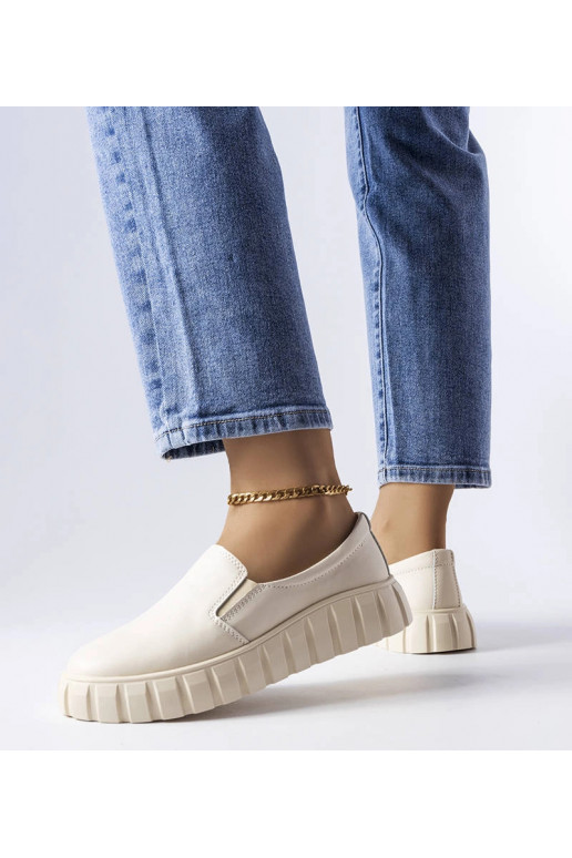 Sandfarbene Halbschuhe zum... Sandfarbene Halbschuhe zum...