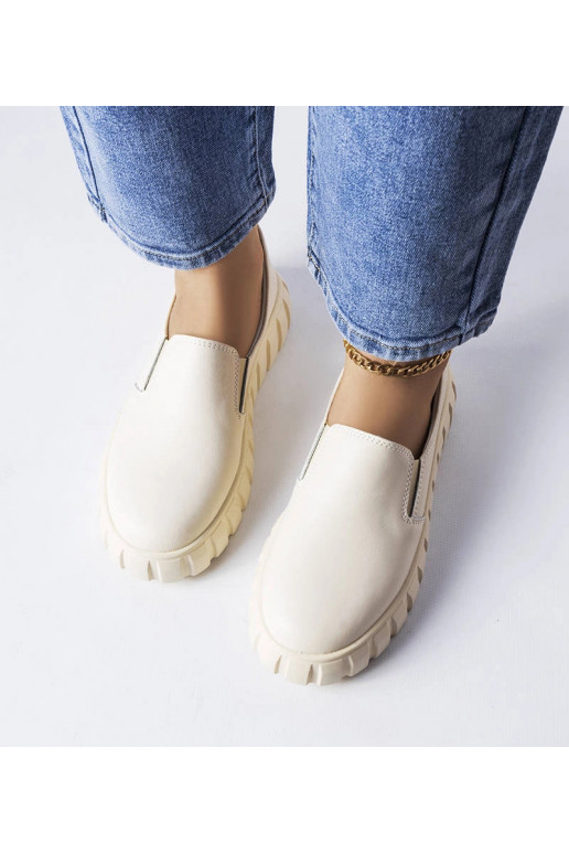 Sandfarbene Halbschuhe zum... Sandfarbene Halbschuhe zum...