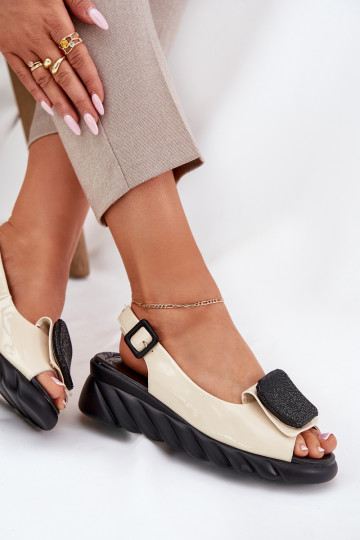Sandfarbene Damenlackschuhe mit Absatz und Dekoration, Artiker 56C1567