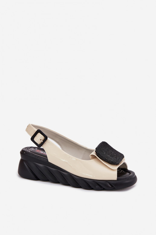 Haut Lackierte Sandalen für Damen Auf einem Keil mit Dekoration Artiker 56C1567 Beige