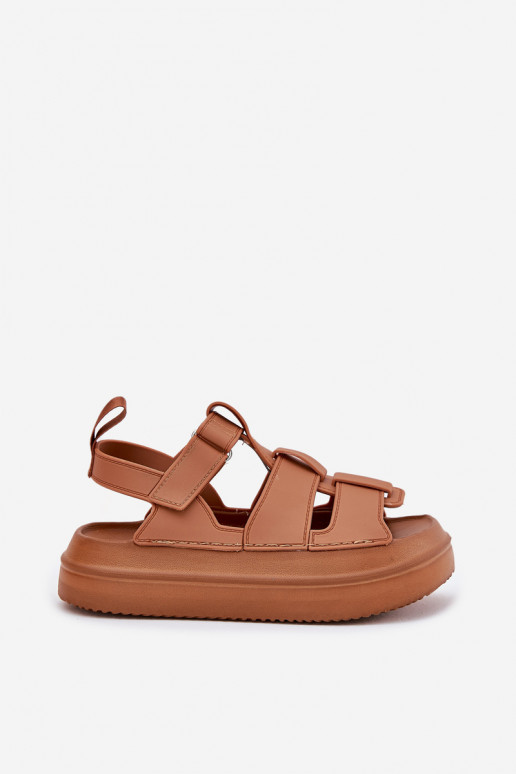 Damensandalen mit einer Plattform braune Farbe Nitavelia