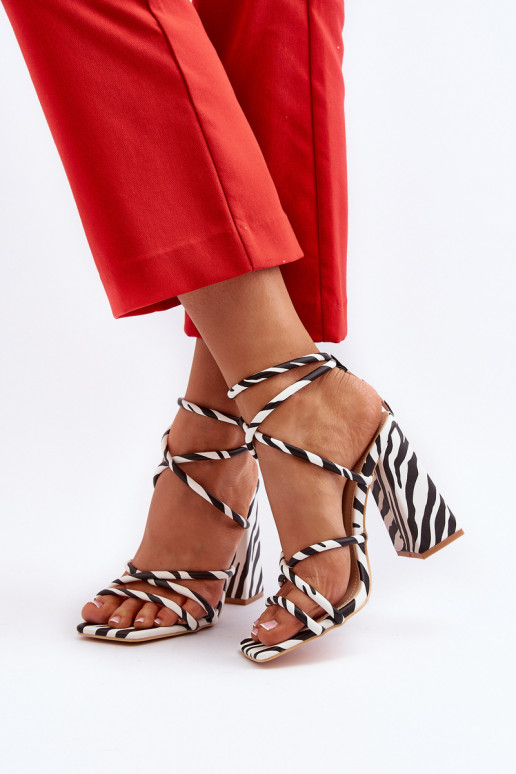 Modisch Sandalen mit hohen Absätzen INeiß-schZuarze Farbe Josette