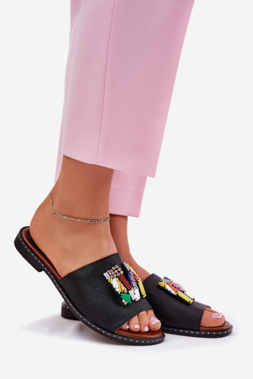 Damenhausschuhe mit breiten Absätzen mit Ornamenten schZuarze Farbe Clelione