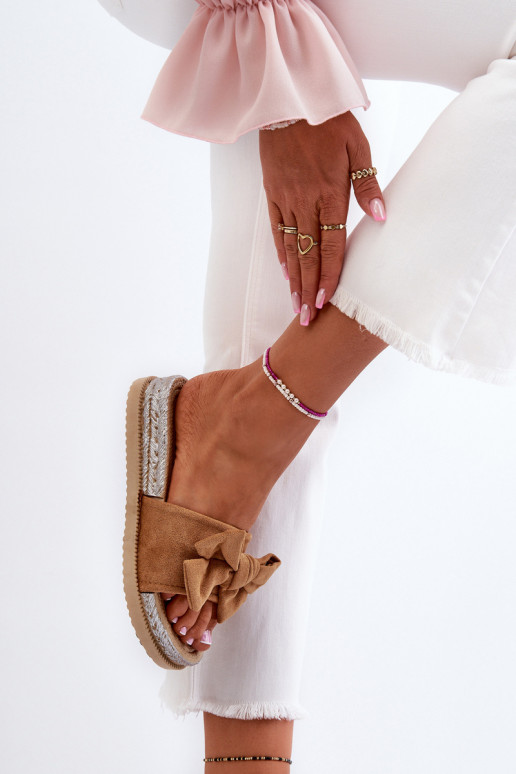 Feminin Hausschuhe mit einer Plattform mit Bändern braune Farbe Aflia Feminin Hausschuhe mit einer Plattform mit Bändern braune Farbe Aflia