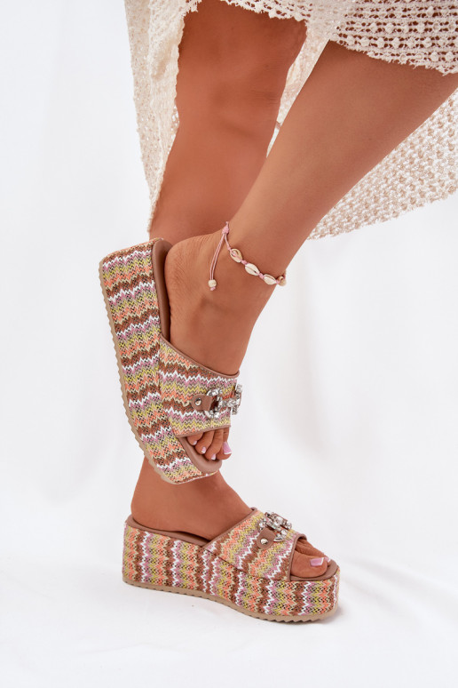 Damenhausschuhe Auf einem Keil Mit Zopf Und Dekoration Verschiedene Farben Isolene Damenhausschuhe Auf einem Keil Mit Zopf Und Dekoration Verschiedene Farben Isolene