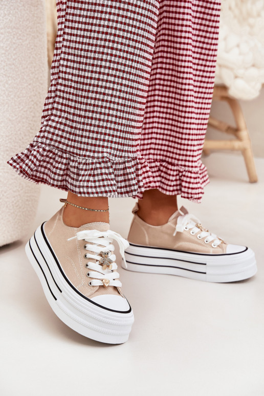 Freizeitschuhe mit einer Plattform Ze goldene Farbemi Przypinkami Beige Fiorina Freizeitschuhe mit einer Plattform Ze goldene Farbemi Przypinkami Beige Fiorina