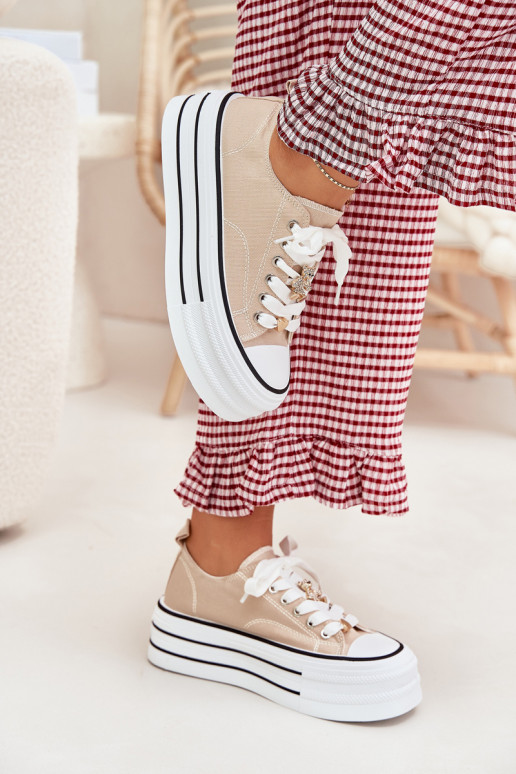 Freizeitschuhe mit einer Plattform Ze goldene Farbemi Przypinkami Beige Fiorina Freizeitschuhe mit einer Plattform Ze goldene Farbemi Przypinkami Beige Fiorina