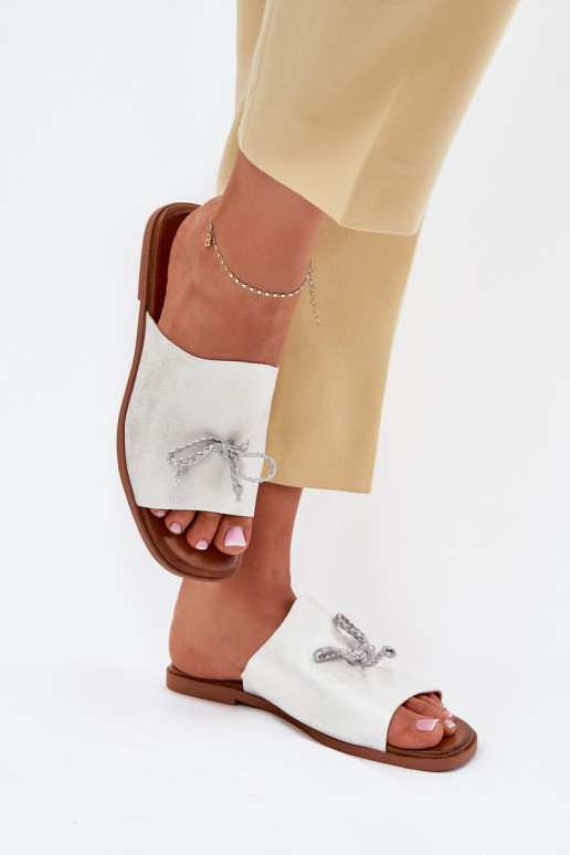 Damenhausschuhe mit breiten Absätzen Mit Dekorationen INiązaniem Silberfarbe Norela Damenhausschuhe mit breiten Absätzen Mit Dekorationen INiązaniem Silberfarbe Norela