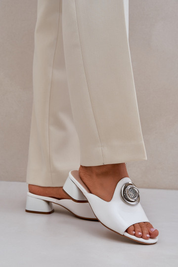 Weiße elegante Damenschuhe mit niedrigem Absatz und Verzierungen "Feledis"