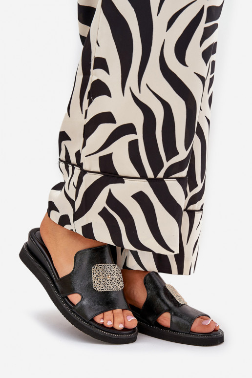 Schwarze Damenschuhe mit Verzierungen...