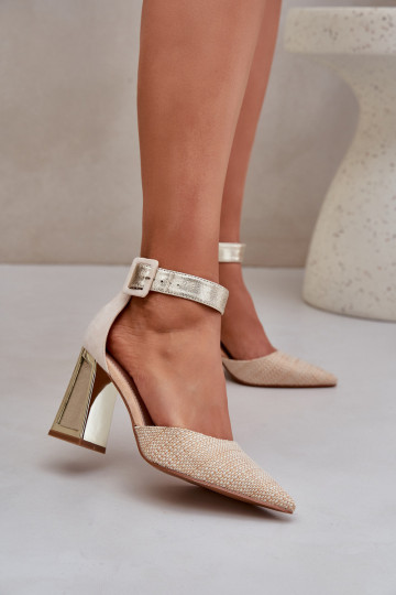 Goldene Sandalen mit Absatz...