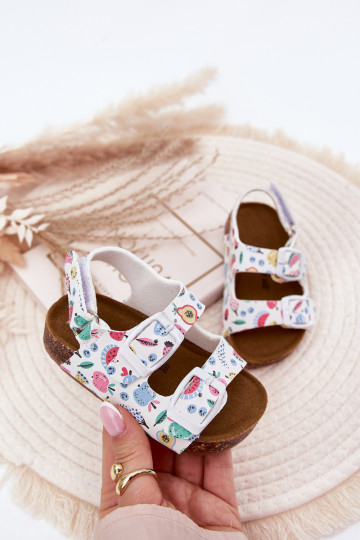 Kindersandalen Auf einer Korksohle mit Schnallen OZuoce Zueiße Farbe Thessa