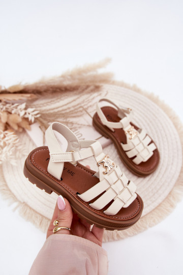 Kinder-Sandalen mit dekorativen Details in sandfarbener Farbe