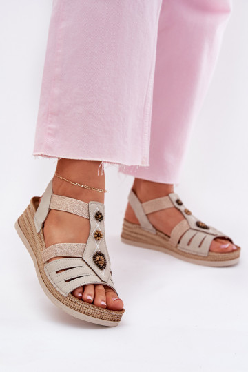 Damensandalen Auf einem Keil mit schönen Details Inblu RV000015 elfenbeinfarbe 2