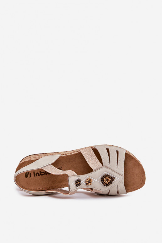 Damensandalen Auf einem Keil mit schönen Details Inblu RV000015 elfenbeinfarbe