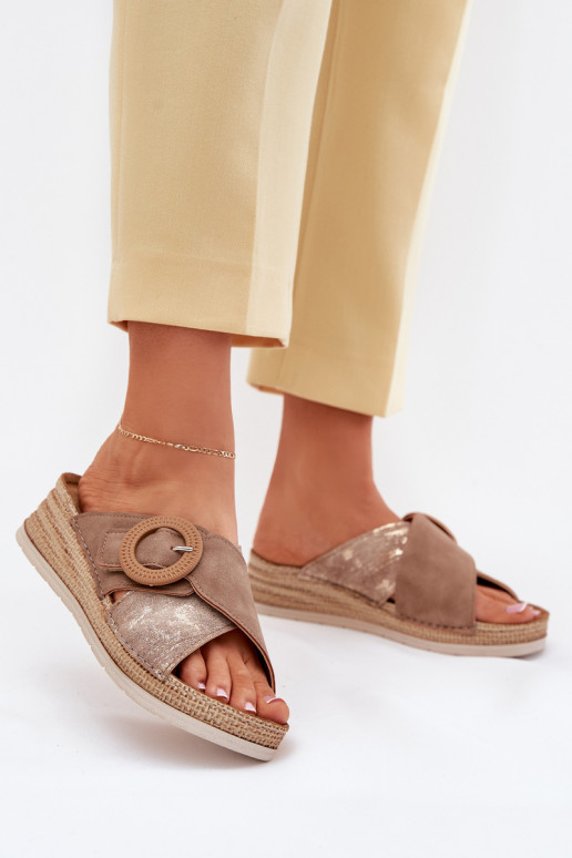 Damenhausschuhe Auf einem Keil dekorieren mit Schnallen Inblu RV000012 braune Farbe Damenhausschuhe Auf einem Keil dekorieren mit Schnallen Inblu RV000012 braune Farbe