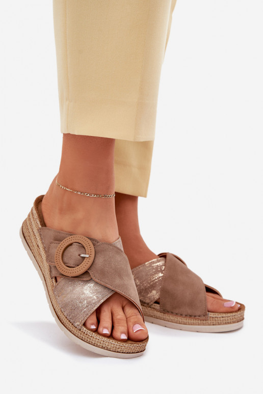 Damenhausschuhe Auf einem Keil dekorieren mit Schnallen Inblu RV000012 braune Farbe Damenhausschuhe Auf einem Keil dekorieren mit Schnallen Inblu RV000012 braune Farbe