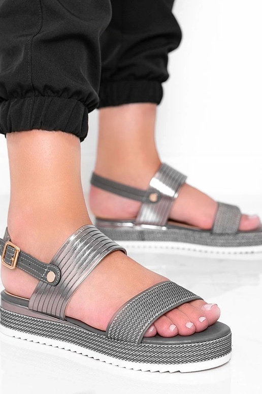 Graue Sandalen auf dicker Sohle,...